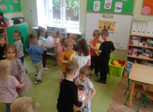 Dzieci z grupy I i II podczas zabaw z okazji Dnia Przedszkolaka