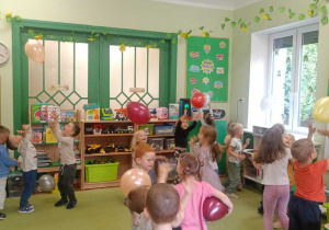Dzieci z grupy I i II podczas zabaw z okazji Dnia Przedszkolaka