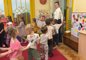 Dzieci z grupy I i II podczas zabaw z okazji Dnia Przedszkolaka