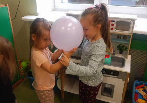 Dzieci z grupy I i II podczas zabaw z okazji Dnia Przedszkolaka
