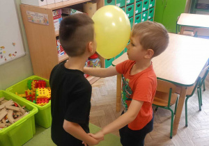 Dzieci z grupy I i II podczas zabaw z okazji Dnia Przedszkolaka