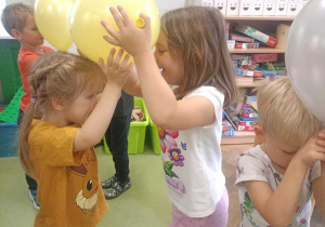 Dzieci z grupy I i II podczas zabaw z okazji Dnia Przedszkolaka