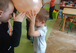 Dzieci z grupy I i II podczas zabaw z okazji Dnia Przedszkolaka