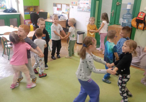 Dzieci z grupy I i II podczas zabaw z okazji Dnia Przedszkolaka