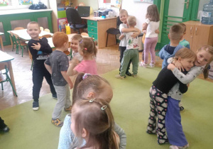 Dzieci z grupy I i II podczas zabaw z okazji Dnia Przedszkolaka