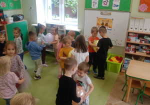 Dzieci z grupy I i II podczas zabaw z okazji Dnia Przedszkolaka