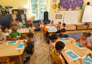 Dzieci podczas wykonywania pracy plastycznej