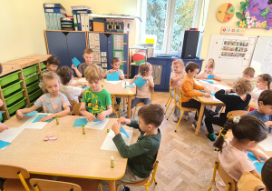 Dzieci podczas wykonywania pracy plastycznej