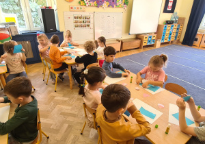 Dzieci podczas wykonywania pracy plastycznej