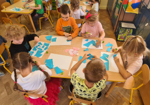 Dzieci podczas wykonywania pracy plastycznej
