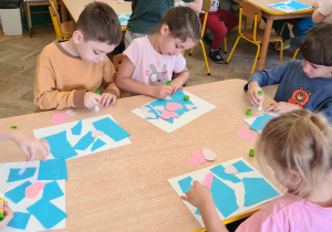 Dzieci podczas wykonywania pracy plastycznej