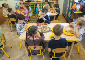 Zabawy dzieci o tematyce związanej z jabłkami