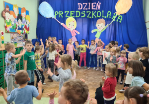 Dzieci podczas zabawy w dniu przedszkolaka