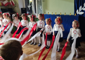 Taniec z wstążkami w wykonaniu dzieci z grupy II "Żabki"