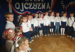Dzieci z grupy II "Żabki" - wykonanie piosnki "Katechizm Młodego Polaka"