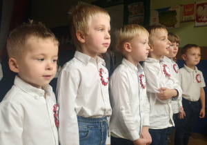 Staś, Władzio, Oluś, Lesio, Julek, Dominik podczas śpiewania pioski "My Pierwsza Brygada"