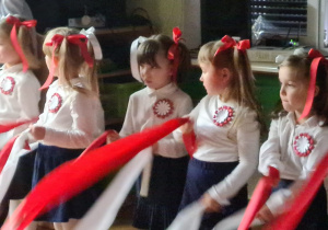 Taniec z wstążkami w wykonaniu dzieci z grupy II "Żabki"