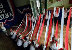 Taniec z wstążkami w wykonaniu dzieci z grupy II "Żabki"