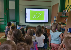 Dzieci oglądają film pt. "Skąd się biorą produkty ekologiczne"