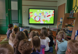 Dzieci oglądają film pt. "Skąd się biorą produkty ekologiczne"