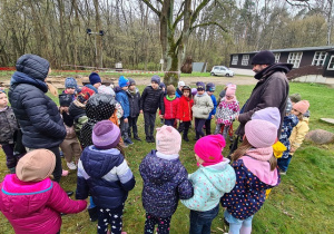 Dzieci podczas zajęć edukacyjnych w lesie