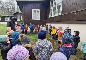 Dzieci podczas zajęć edukacyjnych w lesie