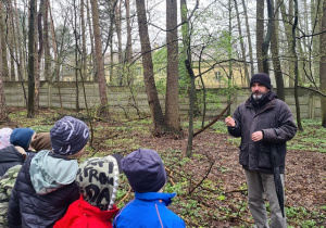 Dzieci podczas zajęć edukacyjnych w lesie