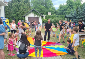 Dzieci i rodzice podczas pikniku