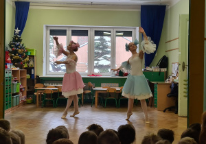 Dzieci podczas występu baletowego