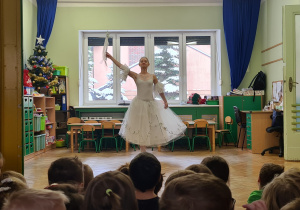 Dzieci podczas występu baletowego