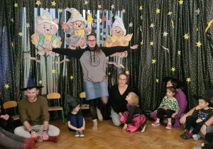 Wspólne zabawy dzieci i rodziców podczas Andrzejek