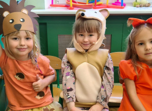 Dzieci podczas balu jesieni w przedszkolu