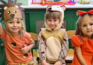 Dzieci podczas balu jesieni w przedszkolu