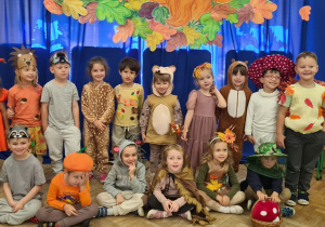 Dzieci podczas balu jesieni w przedszkolu