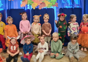 Dzieci podczas balu jesieni w przedszkolu