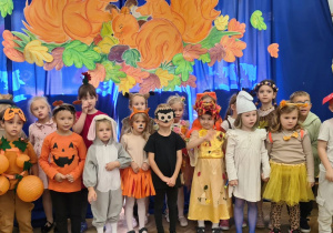 Dzieci podczas balu jesieni w przedszkolu