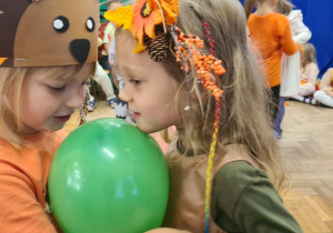 Dzieci podczas balu jesieni w przedszkolu