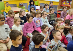 Dzieci podczas pokazu tańca - balet