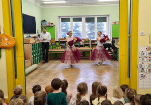 Dzieci podczas pokazu tańca - balet