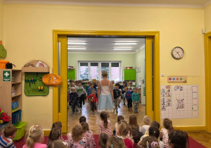 Dzieci podczas pokazu tańca - balet