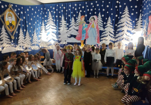 Dzieci podczas występów dla rodziców