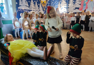 Dzieci podczas występów dla rodziców