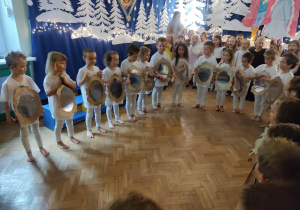 Dzieci podczas występów dla rodziców