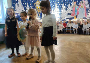 Dzieci podczas występów dla rodziców