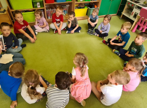 Dzieci podczas zajęć o emocjach