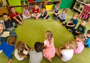 Dzieci podczas zajęć o emocjach
