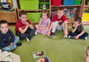 Dzieci podczas zajęć o emocjach