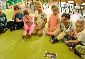 Dzieci podczas zajęć o emocjach