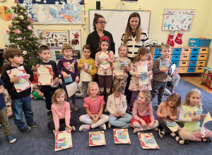 Wspólne zdjęcie dzieci z nagrodami za konkurs plastyczny o tematyce patriotycznej