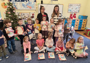 Wspólne zdjęcie dzieci z nagrodami za konkurs plastyczny o tematyce patriotycznej